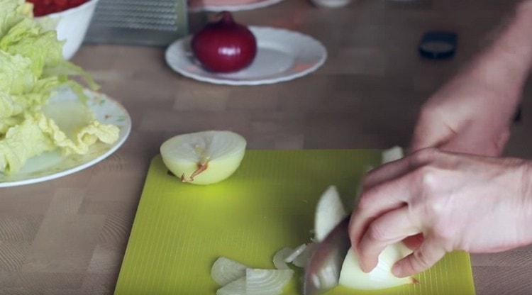 Κόψτε το κρεμμύδι σε μισούς δακτυλίους.