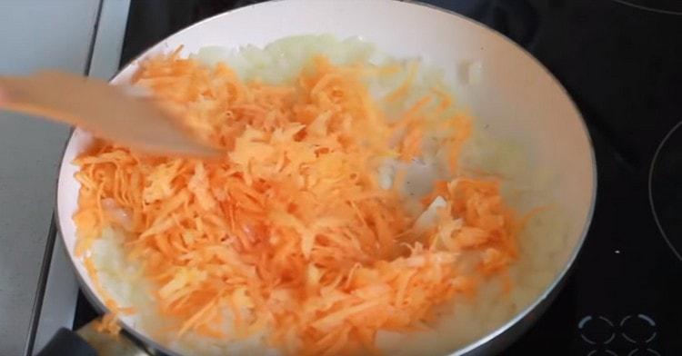 Добавете настърганите моркови към лука и запържете още няколко минути.