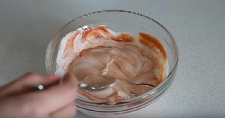 Mescolare la salsa di pomodoro con panna acida.