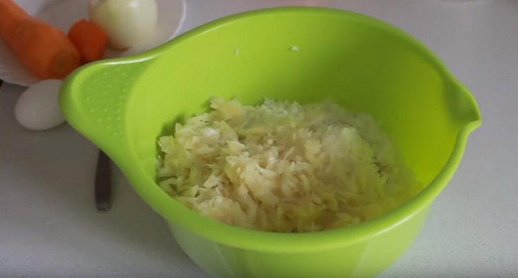 Sekoitamme jauhelihaa, riisiä ja kaalia yhdessä astiassa.
