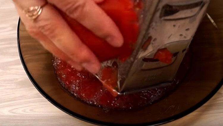 Su una grattugia strofiniamo anche i pomodori, buttiamo fuori una buccia.