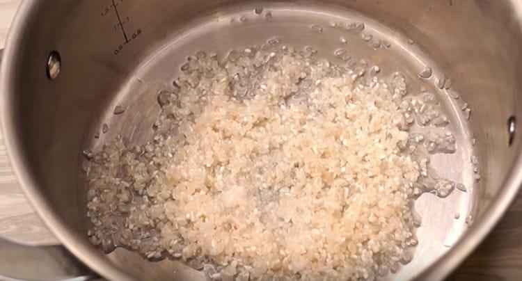 Wir waschen den Reis und kochen bis die Hälfte gekocht ist.