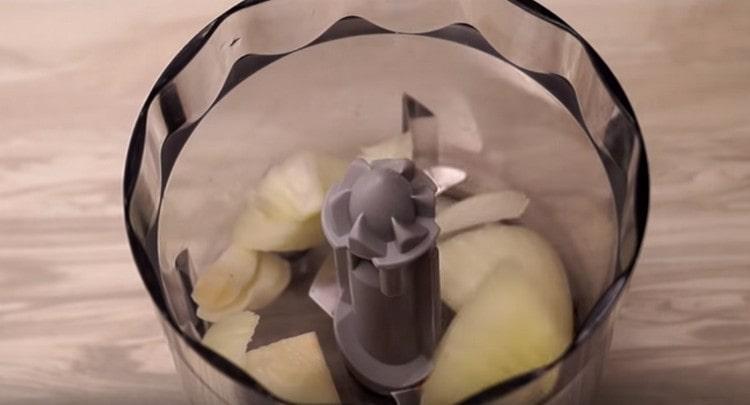 Sudėkite svogūnus į maišytuvo dubenį.