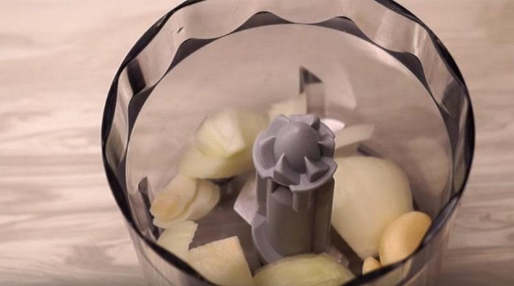 Προσθέστε το σκόρδο στο κρεμμύδι και αλέστε τα υλικά.