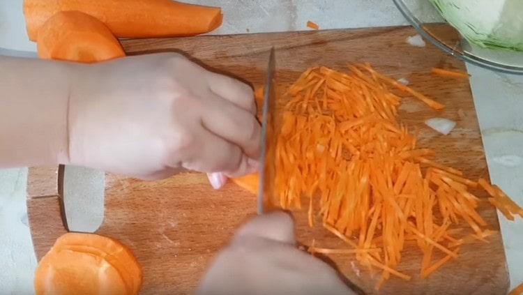 Нарежете морковите на малки ивици.