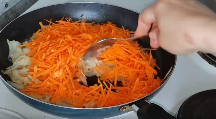 Karotten mit Zwiebeln in die Pfanne geben.