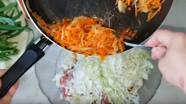 Μετατοπίζουμε το ήμισυ του τηγανίσματος λαχανικών στο κιμά με λάχανο και ρύζι.