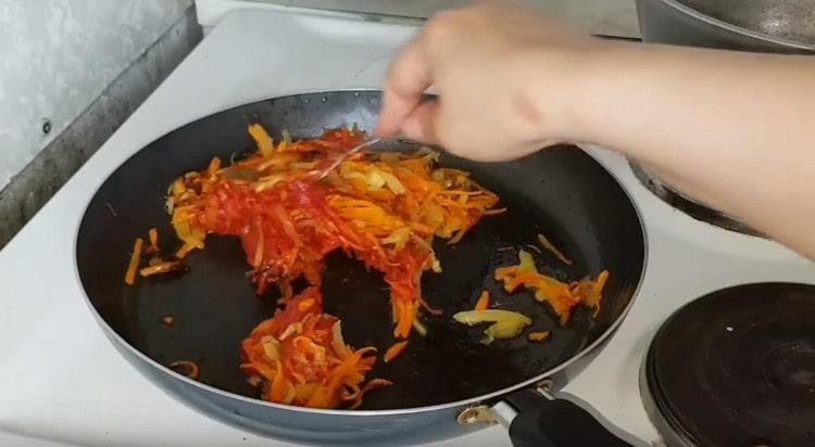 Добавете доматеното пюре към останалите зеленчуци в тигана.
