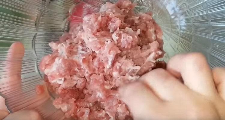 Rozemleté ​​maso rozetřete do misky.