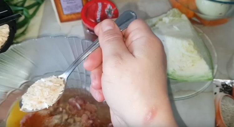 Aggiungi la cipolla secca alla carne macinata.