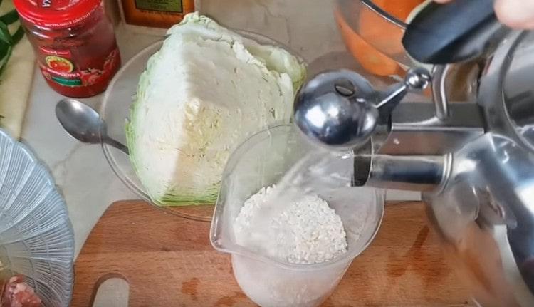 Reis mit kochendem Wasser gießen.