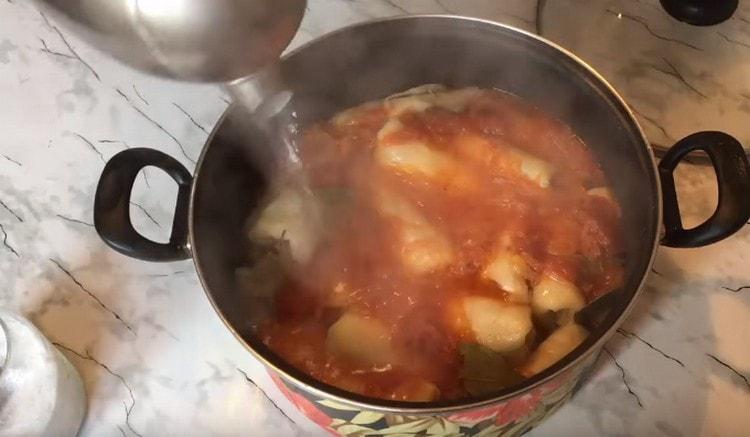 Ρίξτε γεμιστό λάχανο σε μια κατσαρόλλα με βράζοντας νερό και στείλτε στη σόμπα.