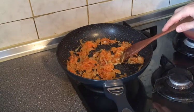 Přidejte nastrouhanou mrkev na cibuli.