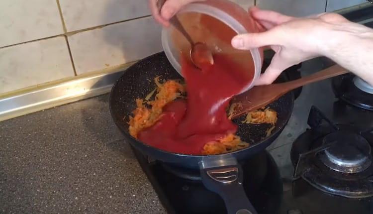 Добавете доматеното пюре, разредено с вода и сол в тигана.