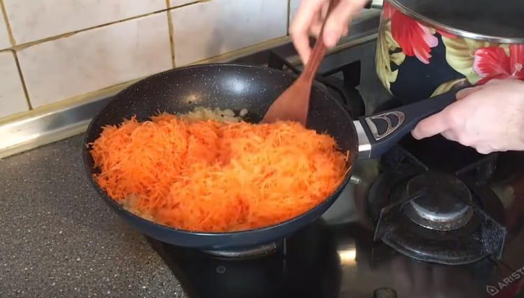 Добавете морковите в тигана към лука.