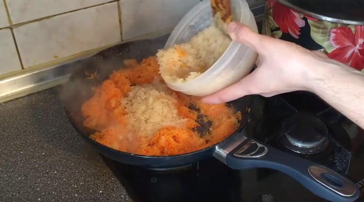 Į daržoves įpilkite nuplautų ryžių.
