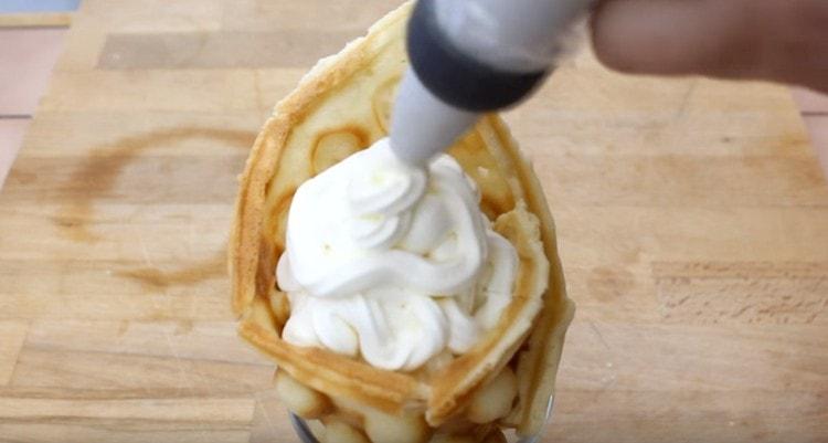 Sinimulan namin ang waffle cone na may butter cream.