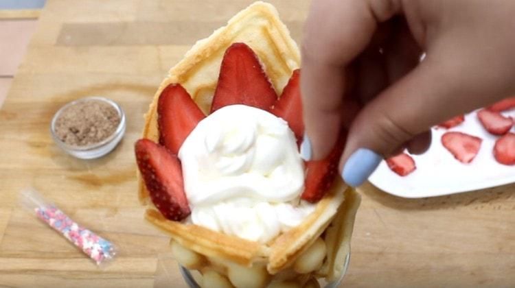Palamutihan ang dessert na may mga hiwa ng strawberry.