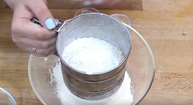 Setaccia gli ingredienti secchi in una ciotola.