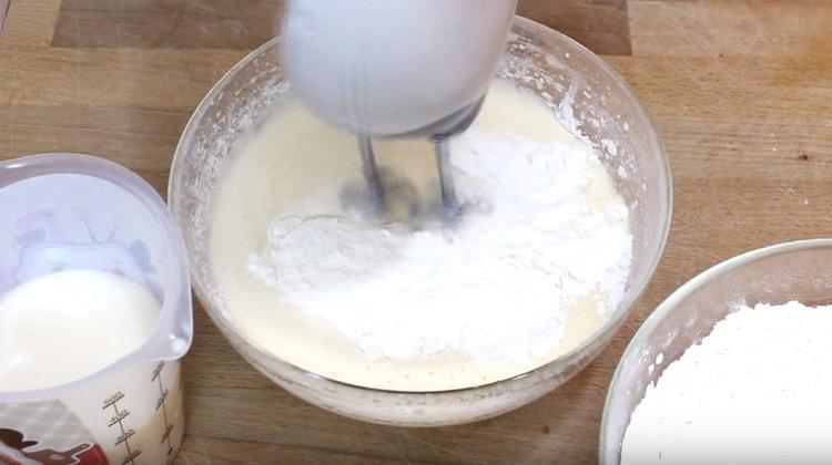 في كتلة البيض ، نضيف الحليب بالتناوب والمكونات الجافة.
