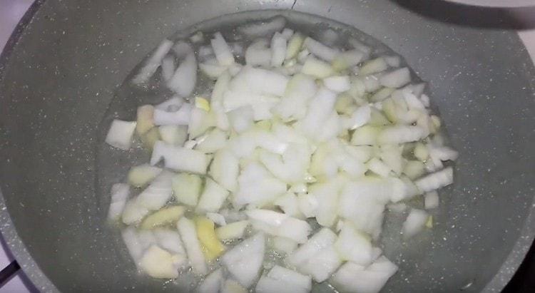 friggere le cipolle tritate in una padella fino a che non diventano morbide.