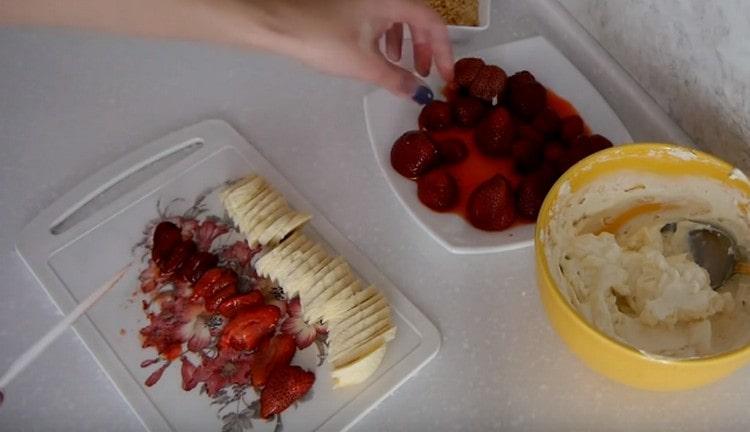 Wir schneiden auch Erdbeeren in dünne Scheiben.