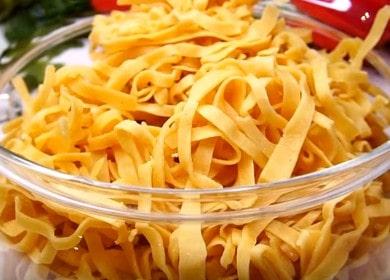 Masarap na homemade noodles: magluto ng mga hakbang-hakbang na mga larawan at video.