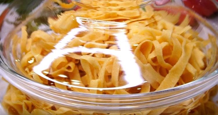 Ang mga homemade noodles ay dapat na nakaimbak sa isang mahigpit na saradong garapon.