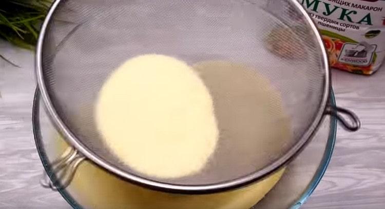 Pag-ayos ng harina sa isang mangkok.