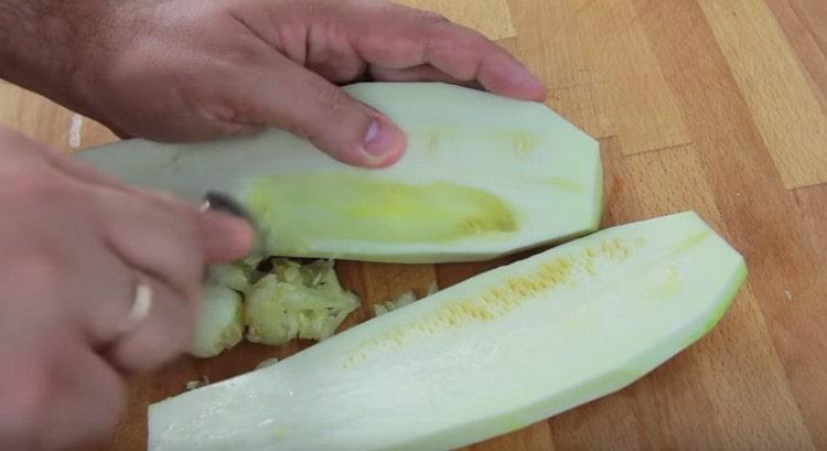 Es ist auch ratsam, Samen von Zucchini zu entfernen.