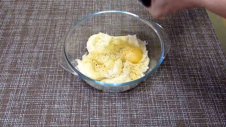 Към картофите добавете черен пипер, яйце, заквасена сметана.