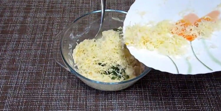 Προσθέστε τα ψιλοκομμένα χόρτα και το τυρί, ανακατέψτε.