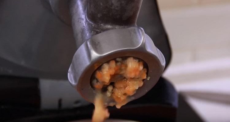 πατάτες, καρότα, κρεμμύδια, σκόρδα περνάνε μέσα από ένα μύλο κρέατος.