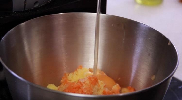 Přidejte vejce do zeleninové hmoty.
