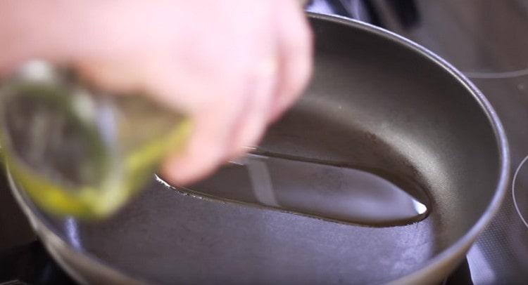 Scaldare la padella con olio vegetale.