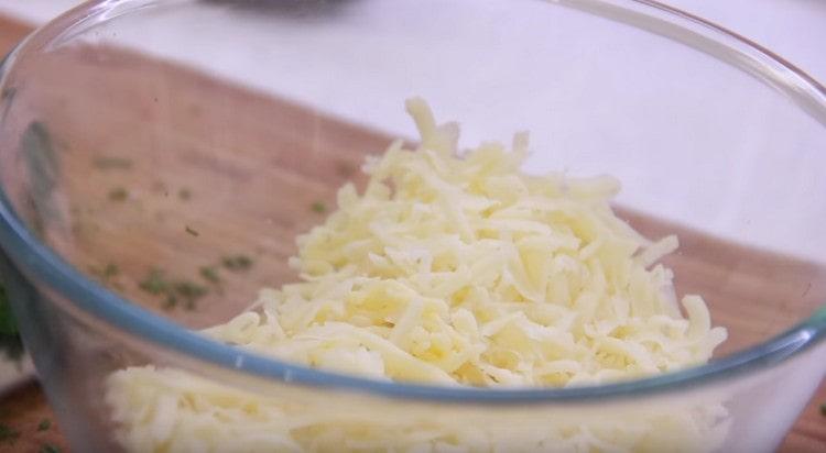 Nastrouhejte sýr.