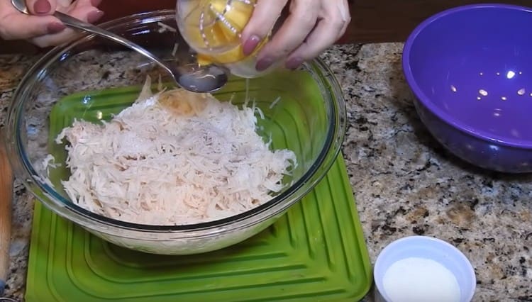 Do brambor přidejte sůl a citronovou šťávu.