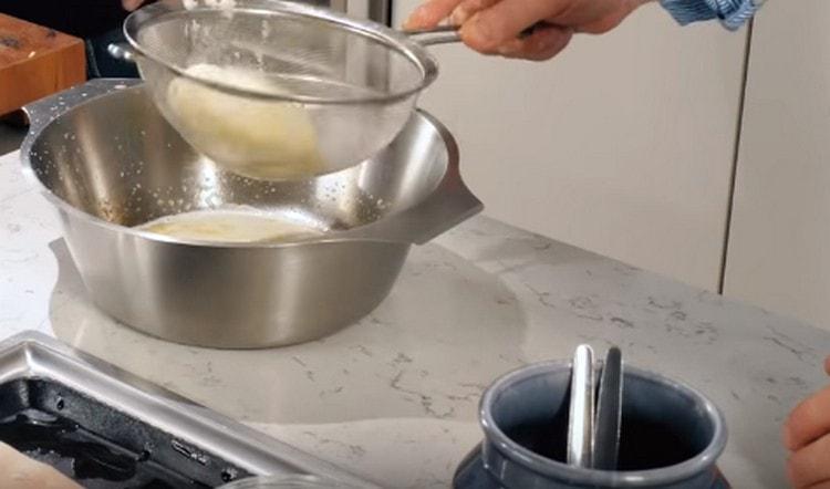قم بإمالة كتلة البطاطس على غربال واضغط على العصير قدر الإمكان.