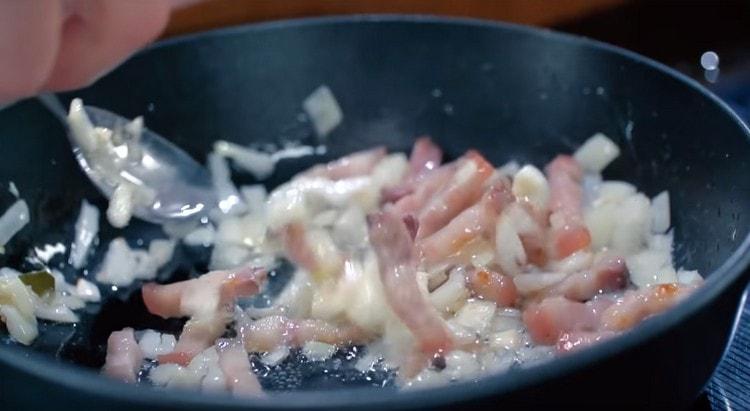 Macinare le cipolle e aggiungere nella padella alla pancetta.