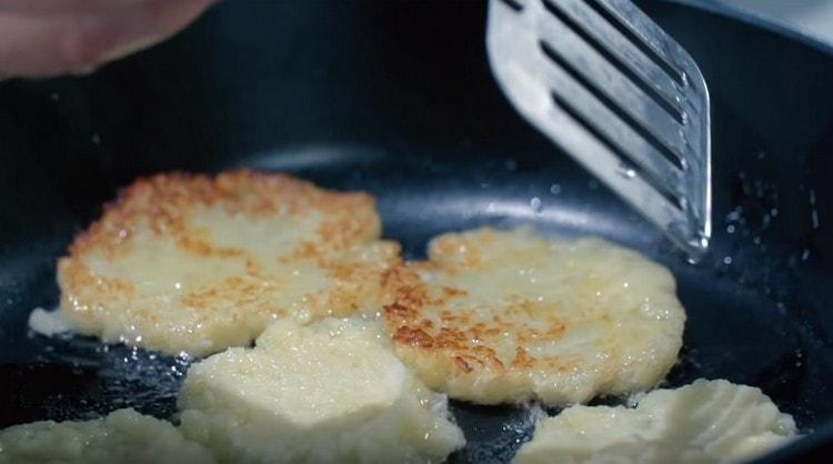 Friggere le frittelle di patate su entrambi i lati fino a dorarle.