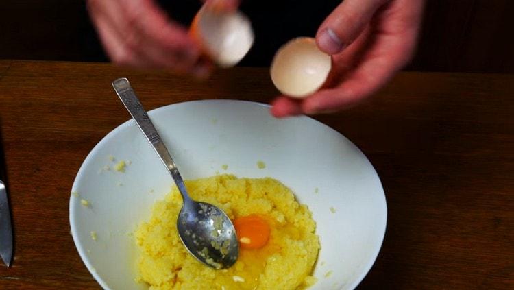 Добавете яйцето към картофа.