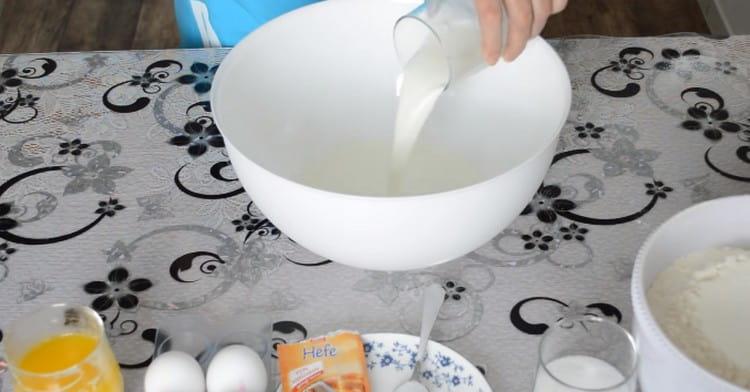 In una ciotola, mescola il kefir caldo e il latte.