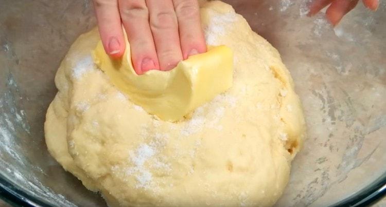 Po 20 minutách přidejte do těsta sůl a měkké máslo.