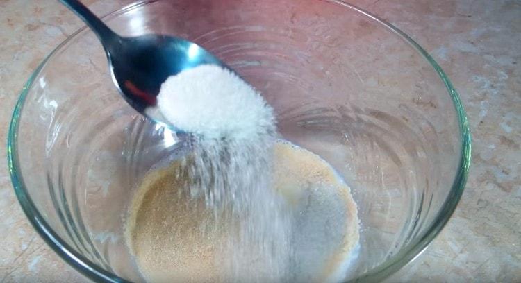 Versare lievito e zucchero nel latte riscaldato.