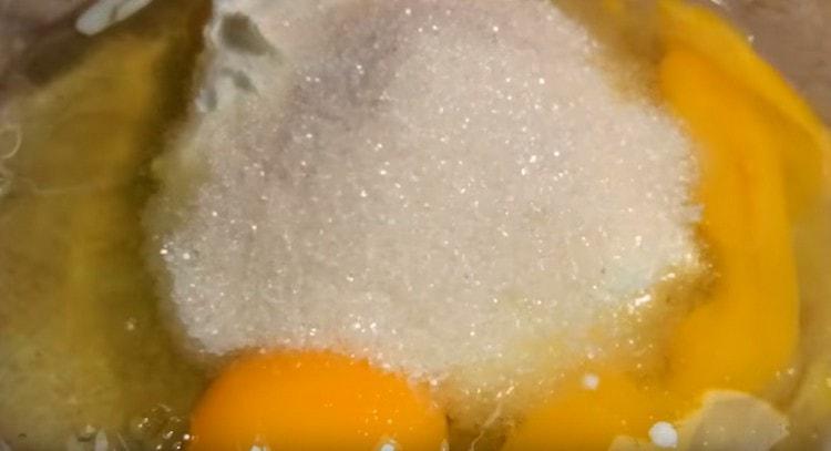 Отделно комбинирайте яйцата, заквасената сметана и захарта.