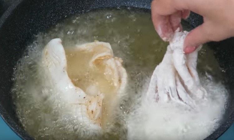 Ψωμάστε το καλαμάρι στο αλεύρι με μπαχαρικά και απλώστε το σε ένα τηγάνι.