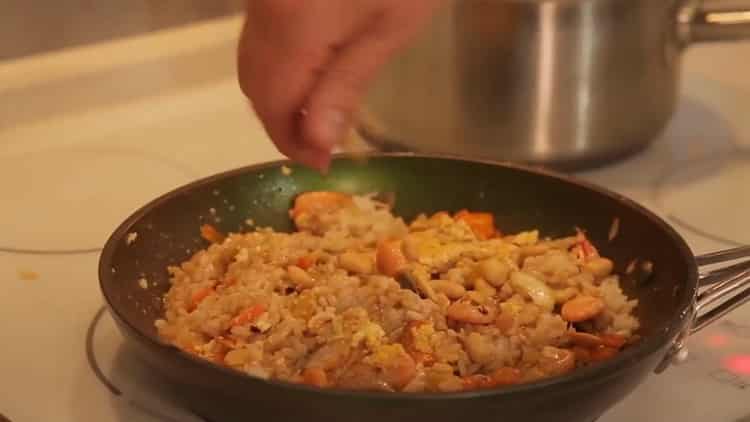Mescolare gli ingredienti per il riso gamberetti