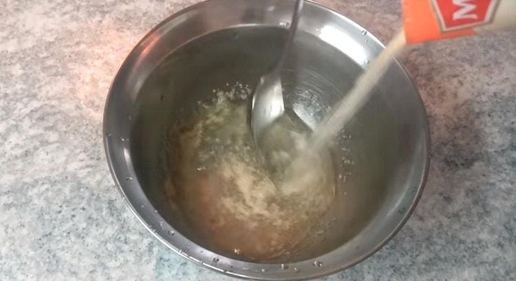 Отделно разтворете желатина в гореща вода.