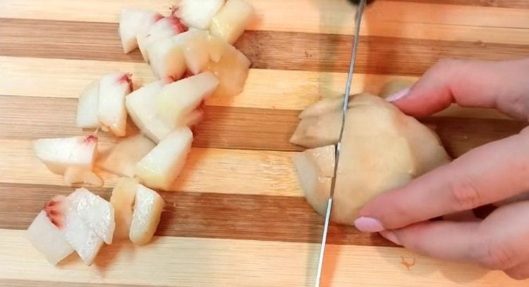 Pfirsiche in Stücke schneiden.