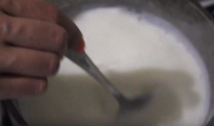 Σε μια κατσαρόλα, βάλτε το γάλα σε βράση.